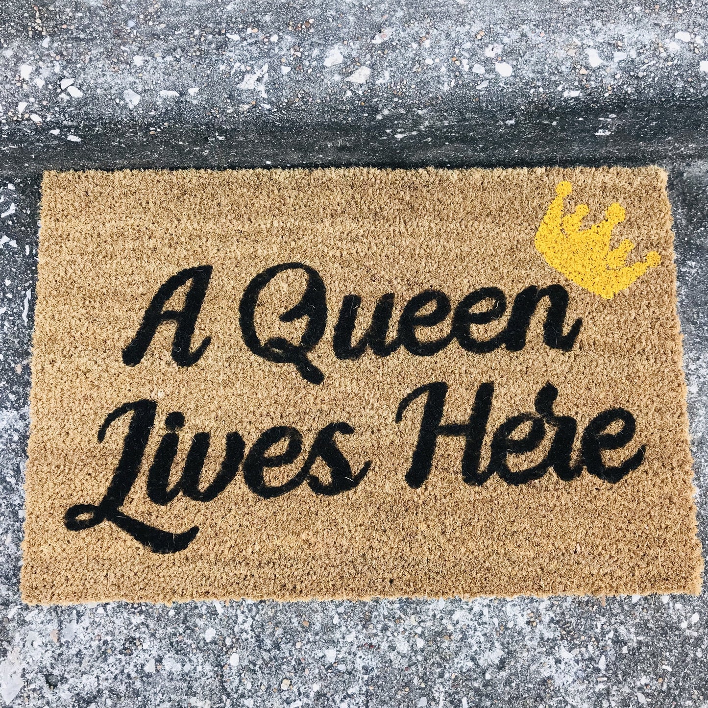 A QUEEN LIVES HERE MAT