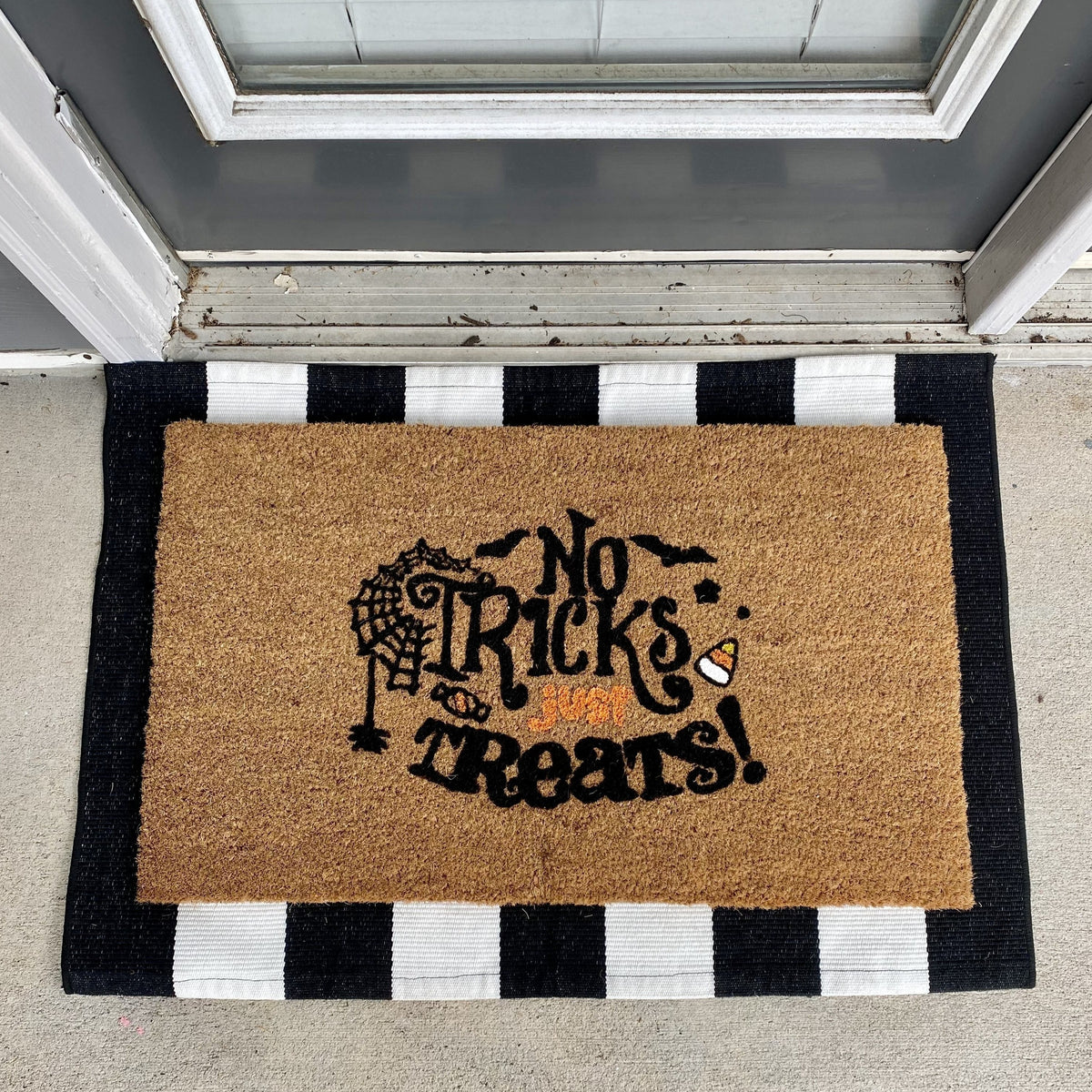 NO TRICKS JUST TREATS HALLOWEEN MAT